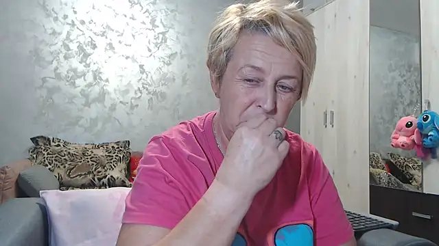 Snapshot of RosesandLillies chatting on October 26, 2025, 3:40 pm RosesandLillies online show from October 26, 2025, 3:40 pm