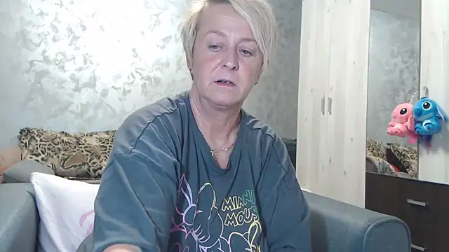 Snapshot of RosesandLillies chatting on October 27, 2025, 5:28 pm RosesandLillies online show from October 27, 2025, 5:28 pm