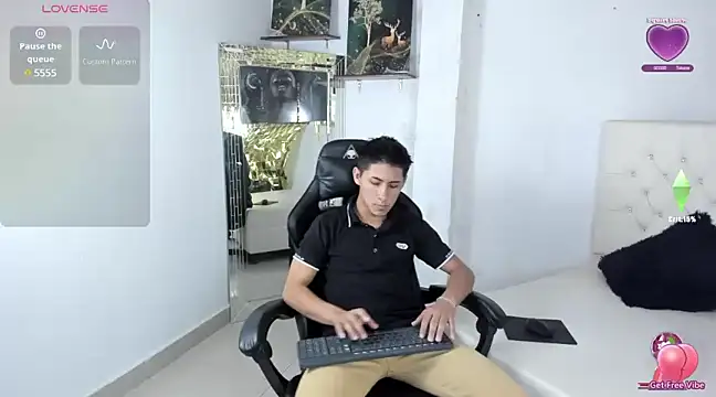 Angel Medina online show from March 9, 2025, 2:21 pm