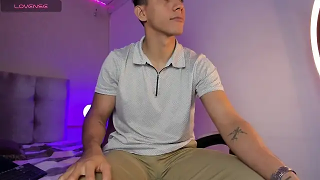 Snapshot of Allex_Cano chatting on February 21, 2025, 2:06 pm Allex Cano online show from February 21, 2025, 2:06 pm