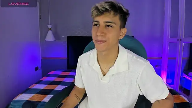 Snapshot of Allex_Cano chatting on February 22, 2025, 5:35 pm Allex Cano online show from February 22, 2025, 5:35 pm