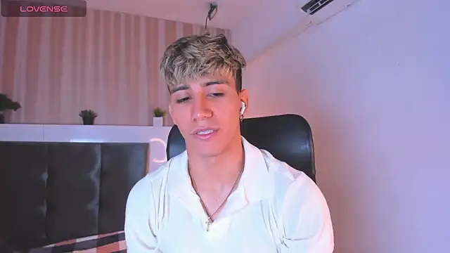 Snapshot of Allex_Cano chatting on February 24, 2025, 1:10 pm Allex Cano online show from February 24, 2025, 1:10 pm