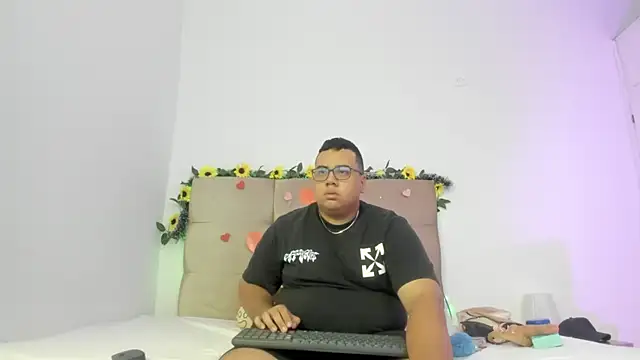 Snapshot of MICHAEL_AND_SHARON chatting on March 20, 2025, 3:13 am MICHAEL AND SHARON online show from March 20, 2025, 3:13 am