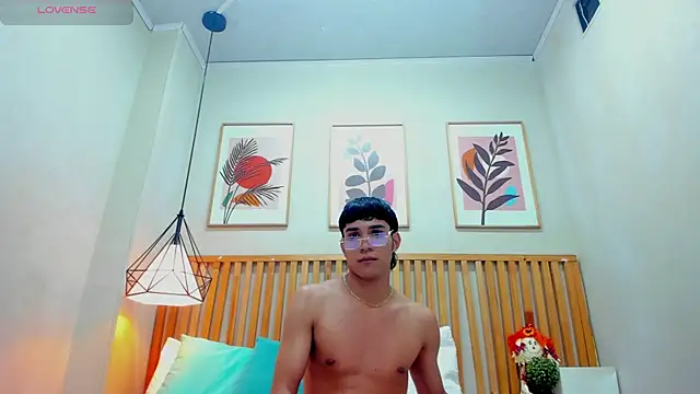 Santiago Johnson  online show from March 18, 2025, 1:32 am