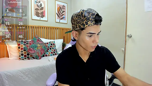 Santiago Johnson  online show from September 12, 2025, 1:33 pm