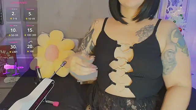 Carlaguzman  online show from December 15, 2025, 2:21 pm