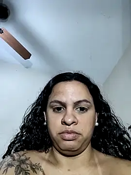 Snapshot of analaura32 chatting on November 19, 2025, 5:24 pm analaura32 online show from November 19, 2025, 5:24 pm