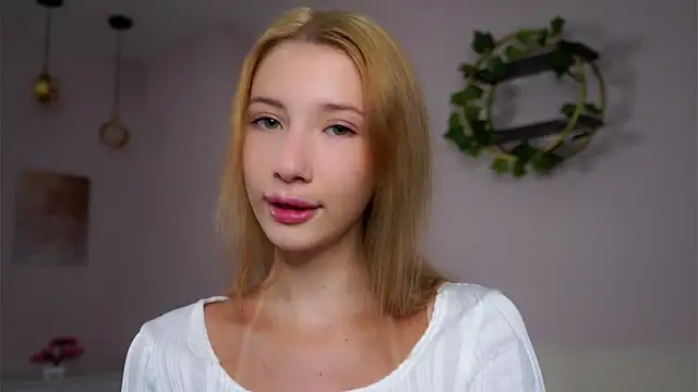 Snapshot of SunnivaCovil chatting on October 18, 2025, 1:34 pm SunnivaCovil online show from October 18, 2025, 1:34 pm