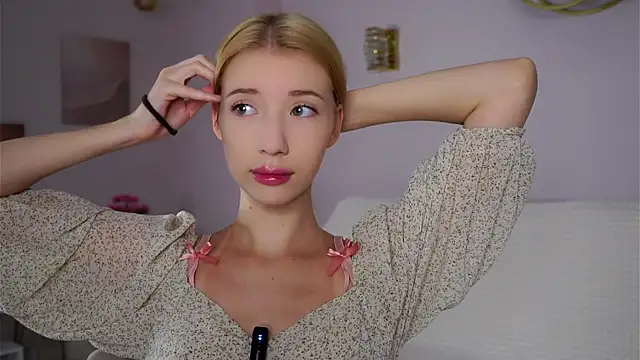 SunnivaCovil online show from November 23, 2025, 2:39 pm