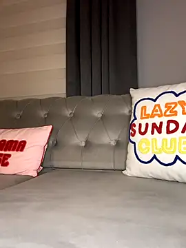 laraaaaaa online show from December 17, 2025, 10:38 pm