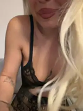laraaaaaa online show from June 15, 2026, 7:49 pm