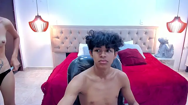 Snapshot of leslieanddrako chatting on November 28, 2025, 10:56 pm leslieanddrako online show from November 28, 2025, 10:56 pm