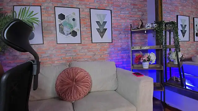 Snapshot of Lucia_Brown_ chatting on September 20, 2025, 9:27 pm Lucia Brown  online show from September 20, 2025, 9:27 pm
