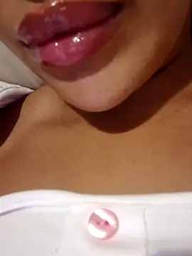 Snapshot of Sexlove1xo chatting on September 25, 2025, 12:03 am Sexlove1xo online show from September 25, 2025, 12:03 am