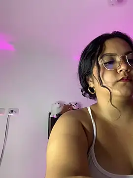 Leah yuah  online show from February 23, 2025, 6:07 am