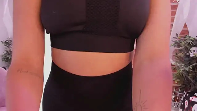 Snapshot of Laura_Bonnet_ chatting on October 24, 2025, 5:09 pm Laura Bonnet  online show from October 24, 2025, 5:09 pm