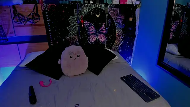 ChloeAllennn online show from June 19, 2026, 11:30 pm