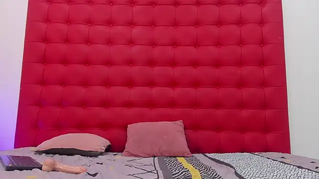 Maite Smith  online show from March 4, 2025, 3:04 pm