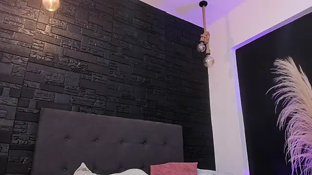 Maite Smith  online show from November 6, 2025, 1:23 pm