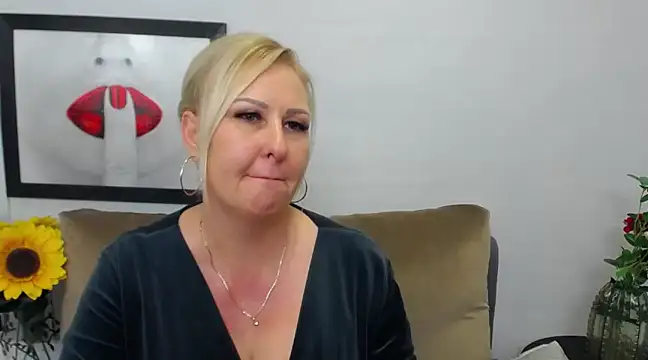 Snapshot of DianaLive chatting on February 26, 2025, 10:26 am DianaLive online show from February 26, 2025, 10:26 am