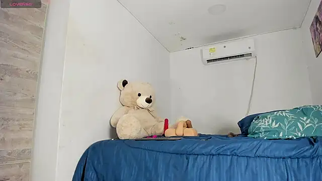 flor herrera01 online show from November 13, 2025, 7:46 pm