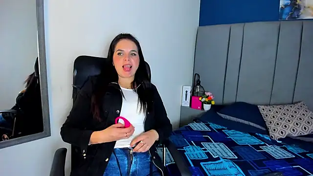 Snapshot of laura_hotties chatting on February 10, 2026, 1:04 pm laura hotties online show from February 10, 2026, 1:04 pm