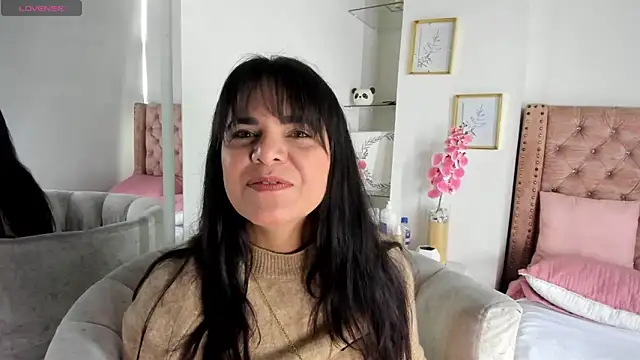 laura hotties online show from June 6, 2026, 2:11 pm