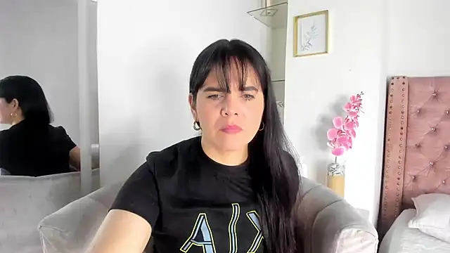 laura hotties online show from July 26, 2026, 1:51 pm