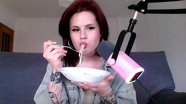 Della Ideal online show from March 6, 2025, 5:33 pm