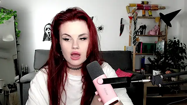 Della Ideal online show from October 22, 2025, 5:02 pm