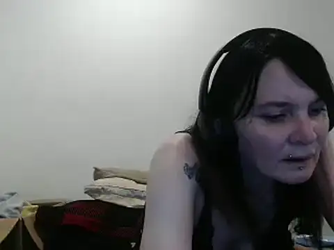 Hotmodel1984 online show from May 5, 2026, 4:48 pm
