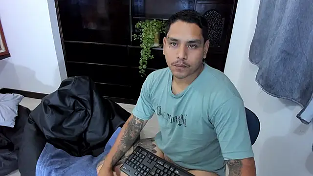 Snapshot of maxflurry_ chatting on March 22, 2025, 6:43 am maxflurry  online show from March 22, 2025, 6:43 am