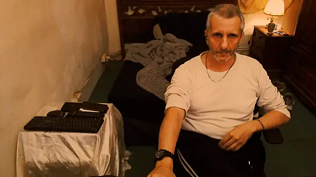 maxdaddy690 online show from October 6, 2025, 9:12 pm