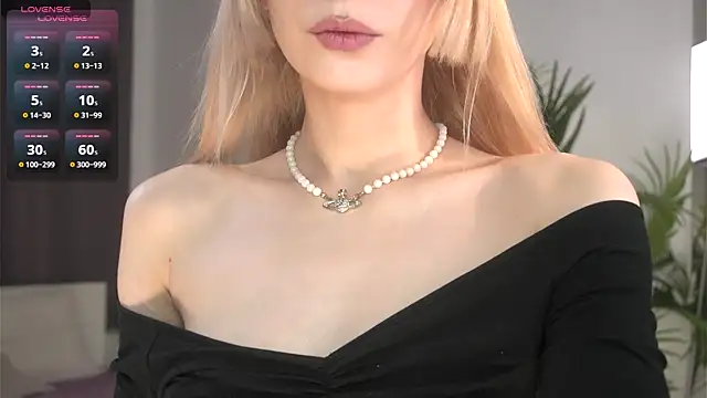 Snapshot of Cherry_Bite chatting on September 8, 2025, 9:47 pm Cherry Bite online show from September 8, 2025, 9:47 pm