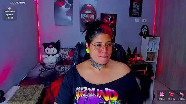 Snapshot of Veronika_metal chatting on October 31, 2025, 4:02 am Veronika metal online show from October 31, 2025, 4:02 am