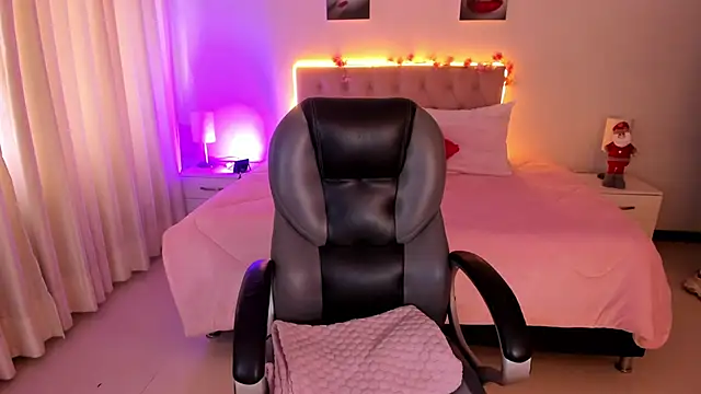 Emily Warren  online show from November 24, 2025, 7:46 pm