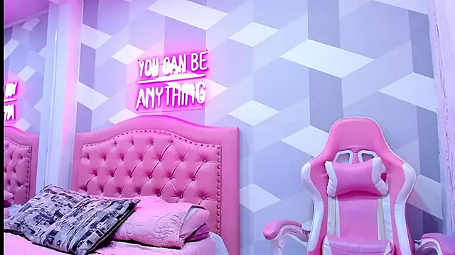 Gianna Watson online show from March 3, 2025, 4:14 pm