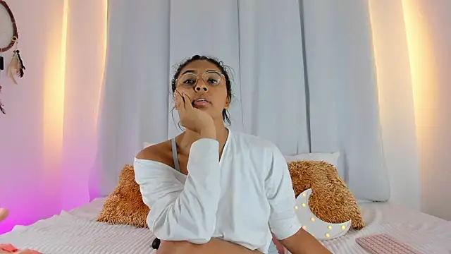 Snapshot of Melodymoore_ chatting on June 26, 2026, 7:35 am Melodymoore online show from June 26, 2026, 7:35 am