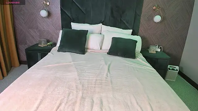 Amy Hall online show from October 22, 2025, 12:44 am