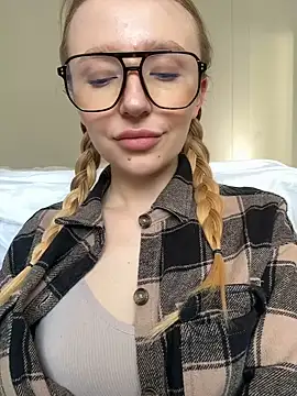 Snapshot of EvaBrooklyn chatting on March 7, 2025, 12:45 pm EvaBrooklyn online show from March 7, 2025, 12:45 pm