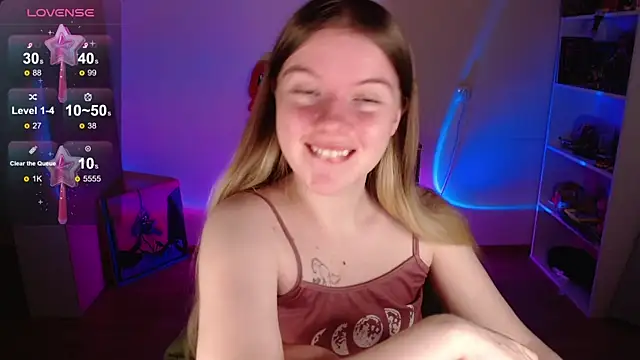 Snapshot of Strawberry_juli chatting on October 3, 2025, 6:32 am Strawberry juli online show from October 3, 2025, 6:32 am