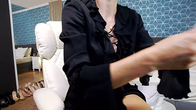 Snapshot of zoeylarkens chatting on October 14, 2025, 4:19 pm zoeylarkens online show from October 14, 2025, 4:19 pm