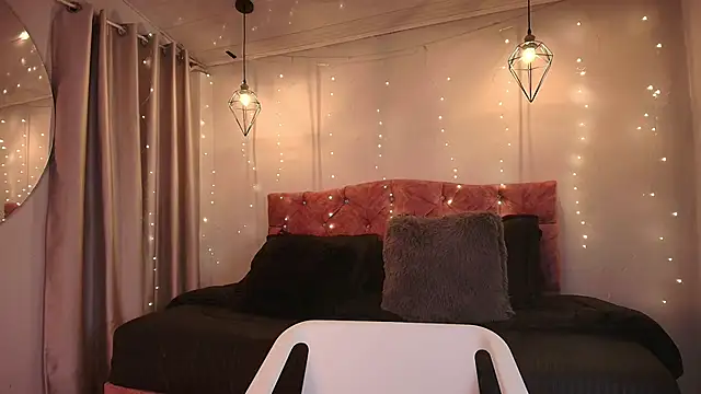 miaoconell online show from November 12, 2025, 8:41 pm