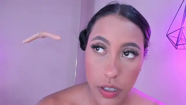 alahia betancurx online show from March 7, 2025, 5:49 pm