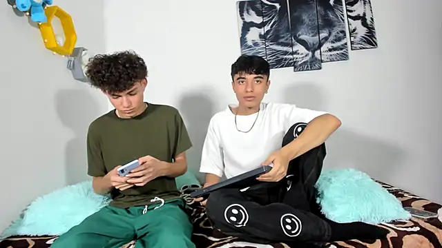 Snapshot of Maxxi_hot23 chatting on March 14, 2025, 8:17 pm Maxxi hot23 online show from March 14, 2025, 8:17 pm