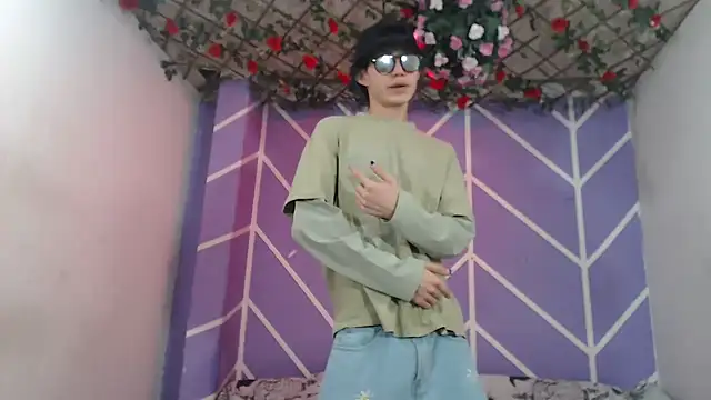 Snapshot of Maxxi_hot23 chatting on October 13, 2025, 1:05 am Maxxi hot23 online show from October 13, 2025, 1:05 am