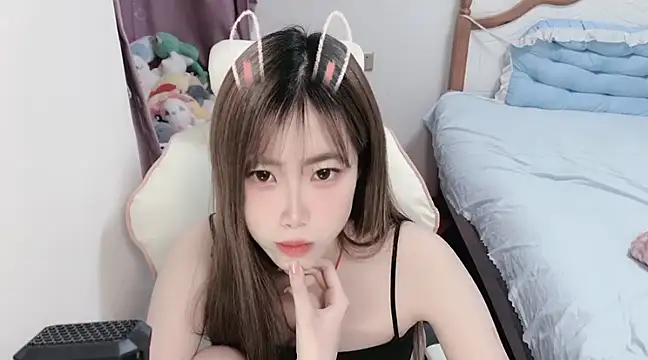 vivian-vv online show from March 4, 2025, 9:32 pm
