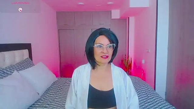 CarolinneFiotti online show from September 22, 2025, 1:24 pm