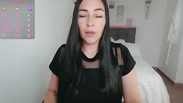 Snapshot of luna_lgomez_ chatting on October 7, 2025, 12:02 pm luna lgomez  online show from October 7, 2025, 12:02 pm