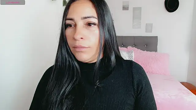 luna lgomez  online show from February 10, 2026, 12:09 pm